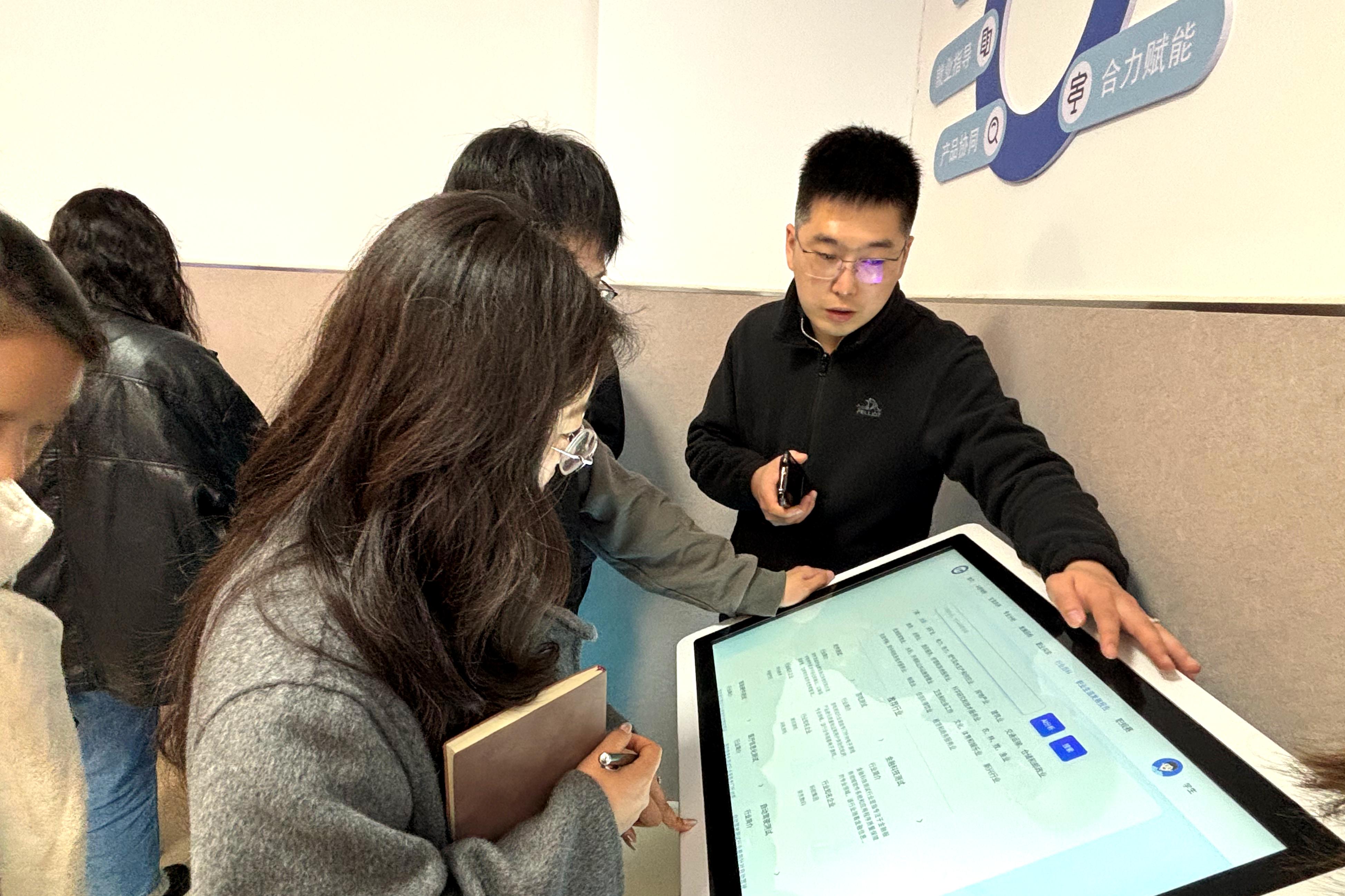 我校开展就业创业智能化教学设备应用培训班