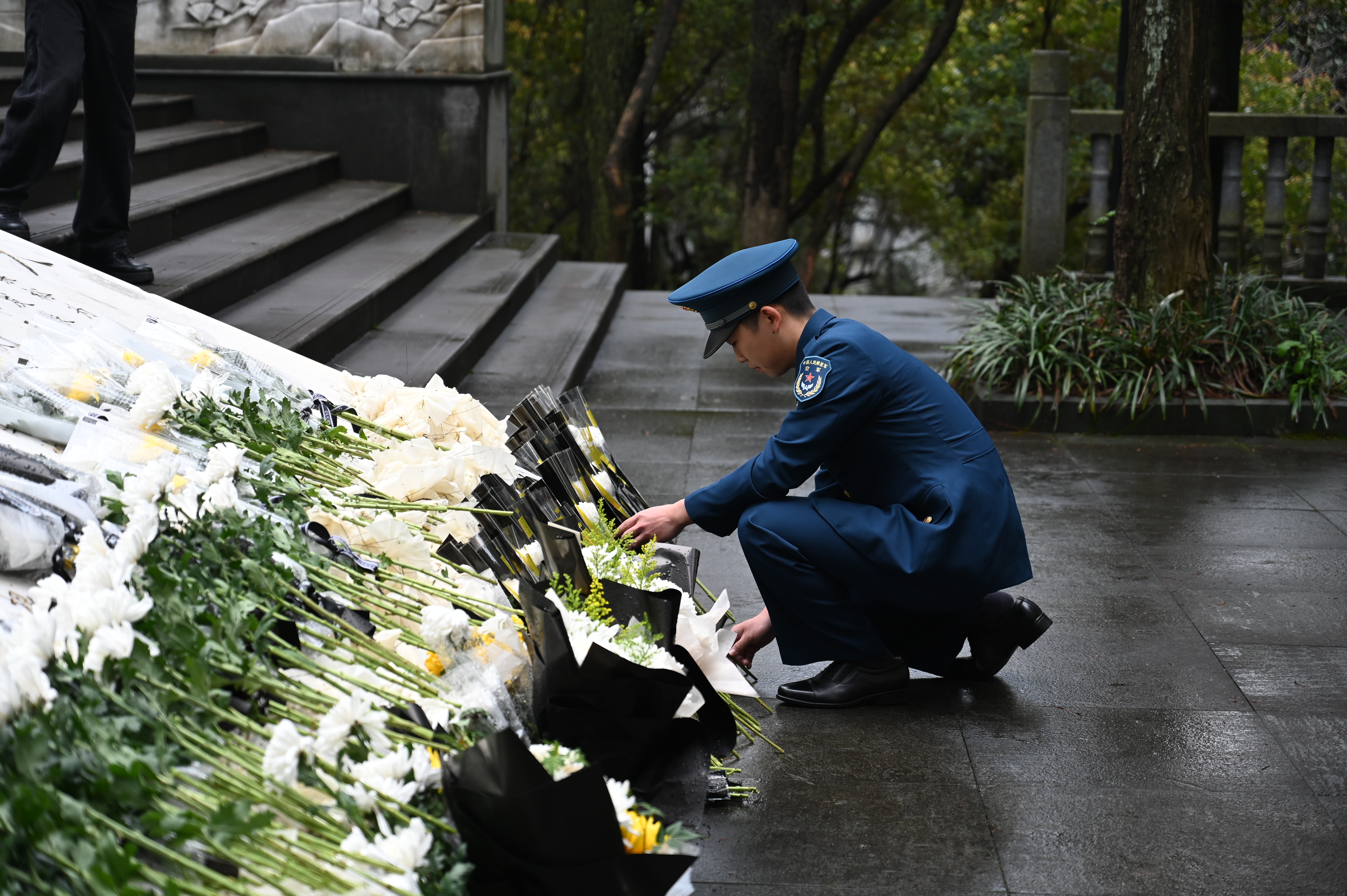 我校师生赴安吉县孝丰革命烈士陵园开展清明祭扫活动