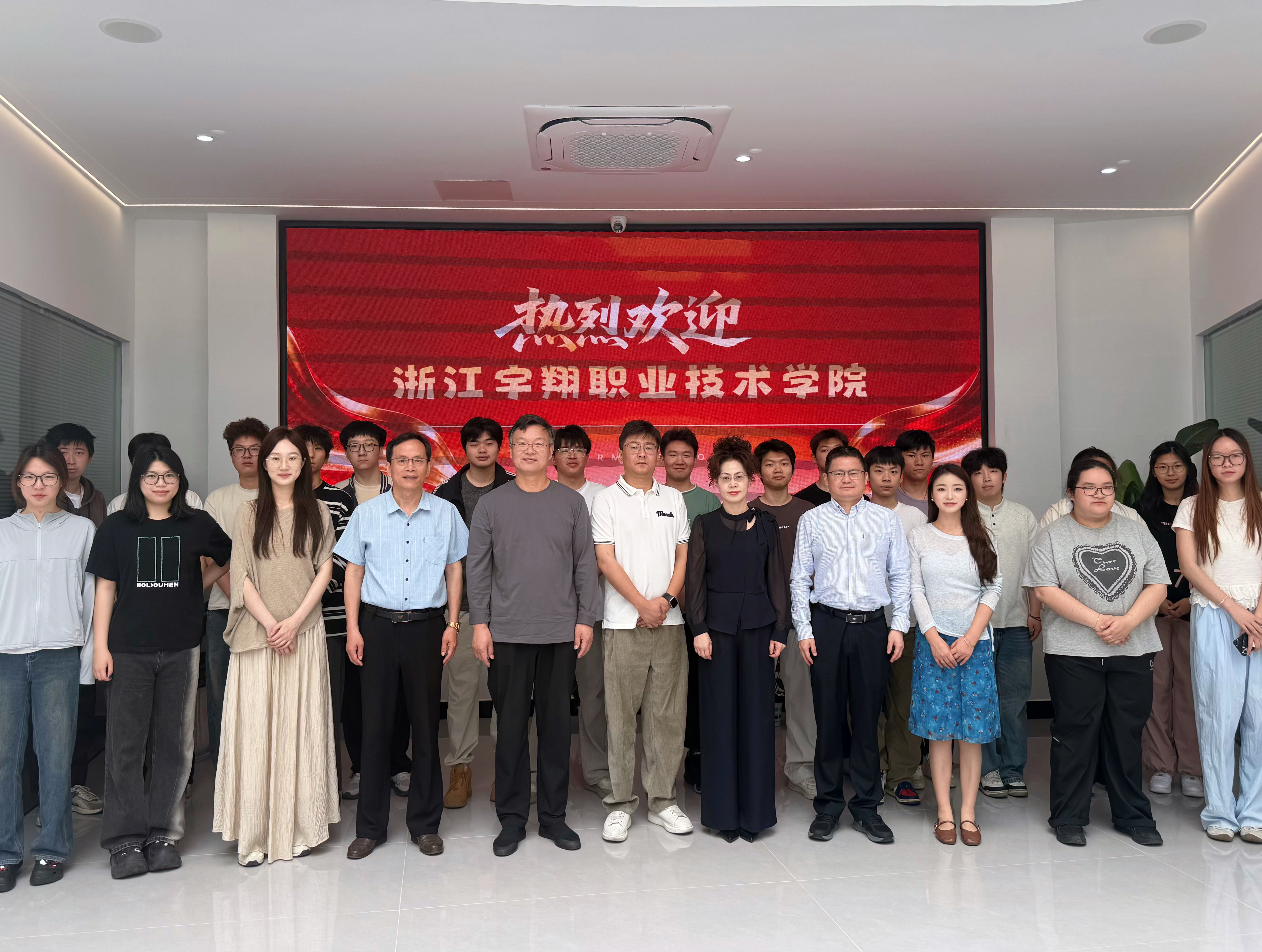 我校开展校企合作交流与订单班学生走访慰问活动