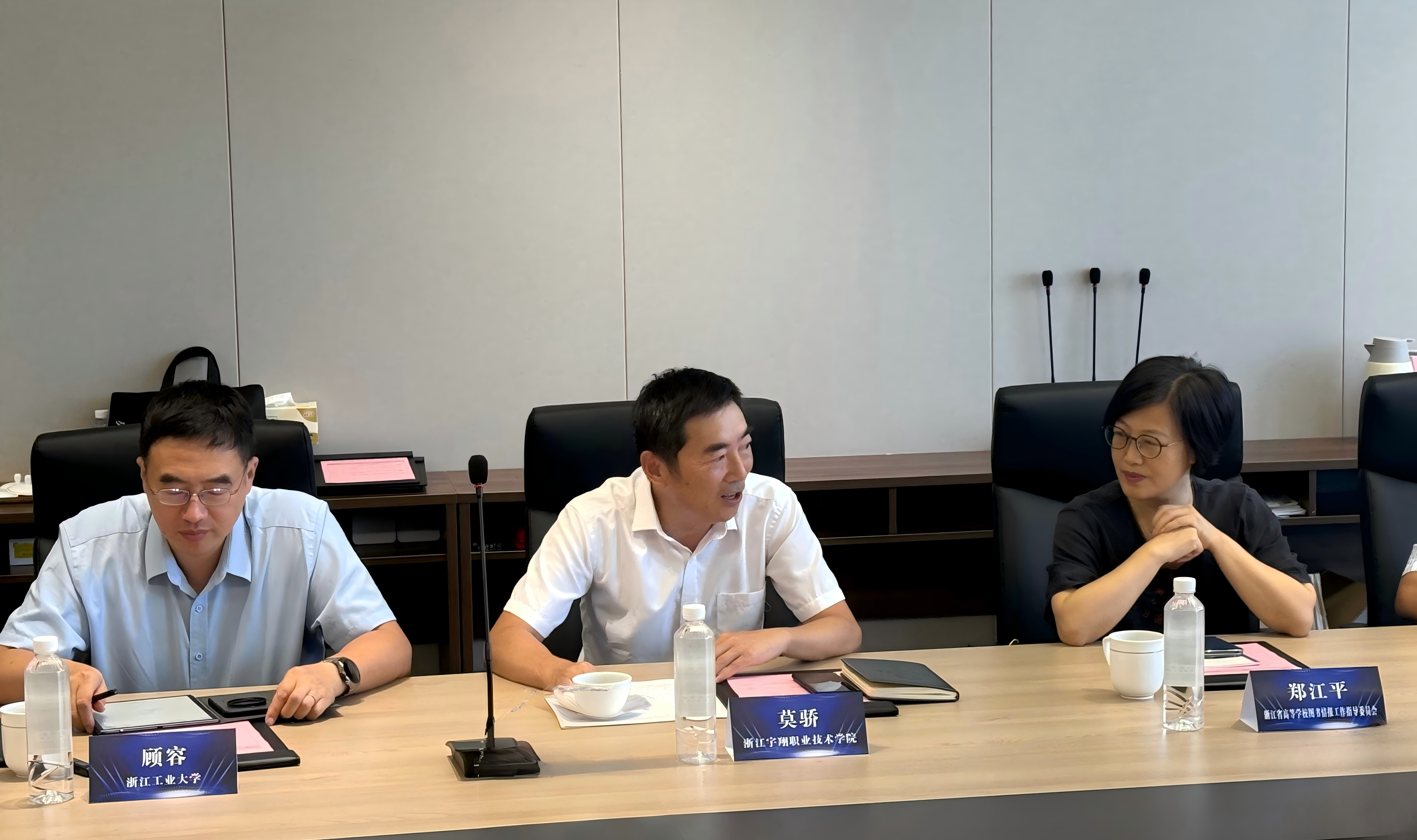 高校图书馆AI创新、资源统筹与空间升级专题研讨会在我校举行